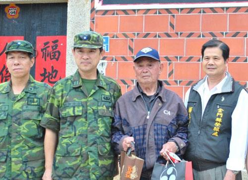   張慶翔（左二）、李智雄（左一）、鄭有諒（右一）一同慰問老兵尹耀田（右二）。（金防部提供）