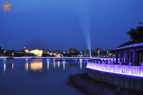   莒光湖夜晚迷人的聲光秀。（李增汪攝）　