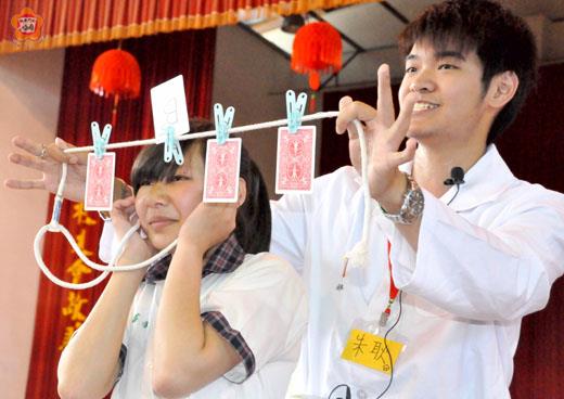   生活中，化學無所不在；目前就讀化學系的朱耿慶用魔術引發國中生學化學的動機，受到很大的歡迎。他自己將來想進入演藝圈－這似乎是很奇妙的化學變化。（張建騰攝） 