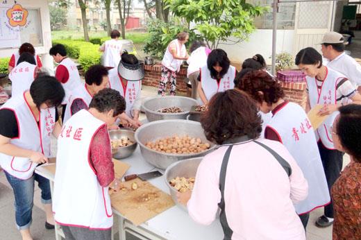烈嶼鄉青岐社區發展協會昨舉辦慶祝端午節親子包粽子暨地方美食品嚐會，洋溢著過節的歡樂氣氛。（楊水詠攝）