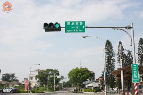   金沙鎮環島北路成功路口，縣警局將於特定時段啟用紅綠燈行車管制號誌，以明確規範行駛路權。（莊煥寧攝）