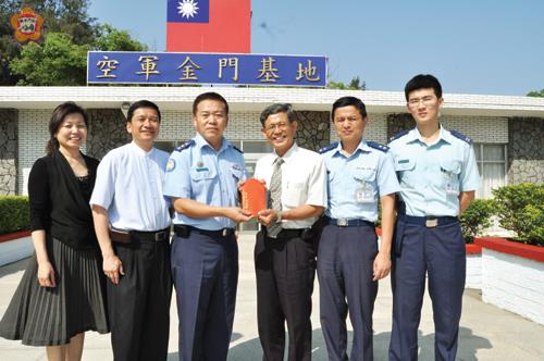   副縣長吳友欽前往空軍金門基地勤務隊致贈端節加菜金，感謝愛民表現。（李金鎗攝）