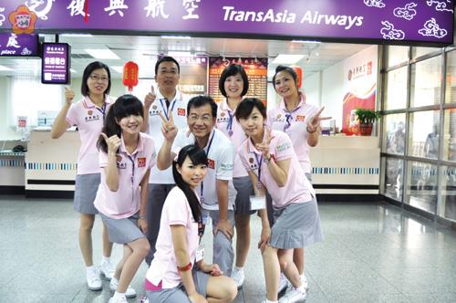   復興航空金門地勤人員昨日換穿「粉、灰」色調新的夏季活力裝，讓乘客感受樂活、陽光、熱情服務。（李金鎗攝）