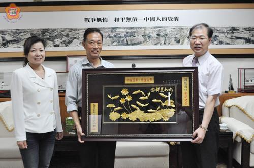   李縣長昨接見今日將榮退的許朝枝，並致贈牌匾表彰他對推動選務工作的努力。（蔡家蓁攝）