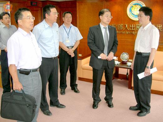   縣長李沃士率縣府交旅局長楊鎮浯、研考室主任陳朝金等人拜會內政部入出國及移民署署長謝立功，建請簡化並加速「廈金延伸遊」的陸客入境申辦手續。
（縣府台北服務處主任陳永富提供）