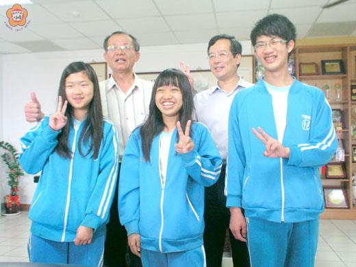   國中基本學力測驗成績昨日出爐，榜首是金城國中學生成欣玫（前排中），校長楊瑞松向成績優異學生恭賀分享喜悅。
（李金鎗攝）