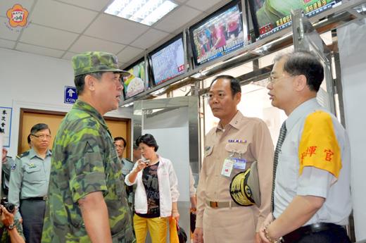 金門地區一百年「萬安34號」全民防空演習昨舉行,縣長李沃士和金防部指揮官張慶翔陪同副統裁官李仲威視察防情傳遞暨警報發放。(楊水詠攝)