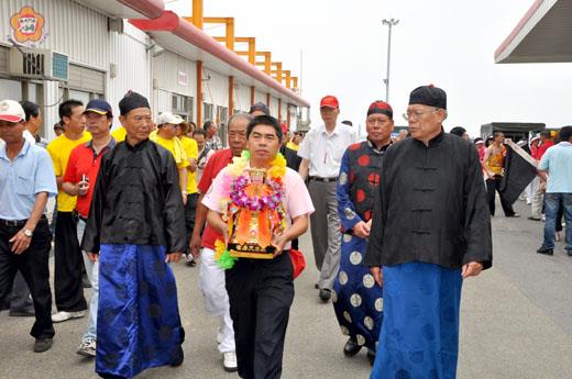 大陸泉州天后宮董事會組團循小三通管道護送溫陵媽祖金身到金門巡安。(許加泰、楊水詠攝)