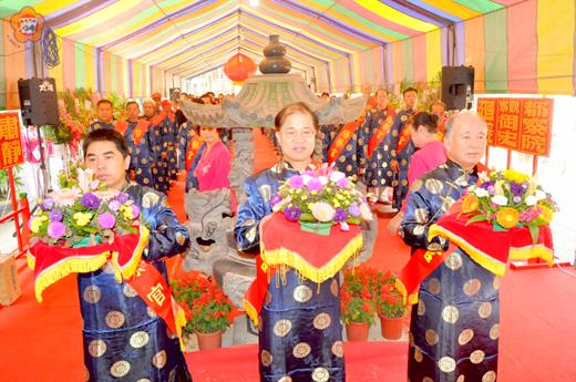 泉州溫陵媽祖安座典禮昨舉行,李縣長、王議長依古禮行三獻禮祭典。(蔡家蓁攝)