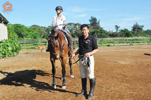   金門縣馬術協會將舉辦「兩岸三地馬術夏令營活動」，圖為知名教練蔡育斌指導學員騎馬。（蔡家蓁攝）