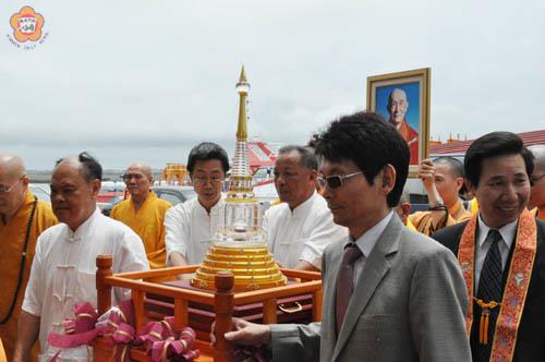   台灣佛學宗師釋印順導師的舍利昨經小三通中轉安奉廈門南普陀寺：信眾恭迎導師舍利。（李增汪攝）