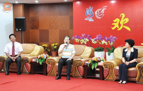   金門縣長李沃士（中）昨與大陸漳州市長吳洪芹會晤（右），期建立金漳快速小三通海上通道，帶動兩地觀光發展效益。（楊水詠攝）