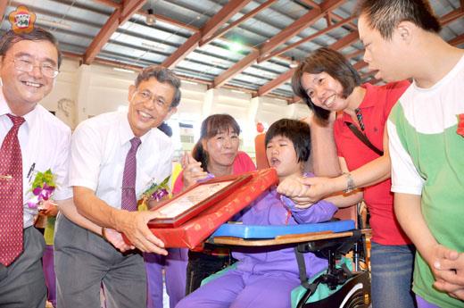 一般生畢業是上台領獎，怡伶（右三）等特教生則由副縣長吳友欽（左二）、校長吳啟騰（左一）下台頒獎。 

（張建騰攝）