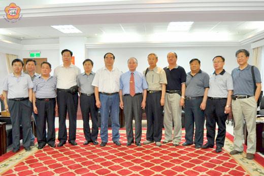 山東省濟南聊城市城鄉建設交流團由聊城市人大常委會副主任郭秀華率隊前抵縣議會拜會，議長王再生致贈議會紀念酒表達歡迎，並與大家開心合照。
（莊煥寧攝）