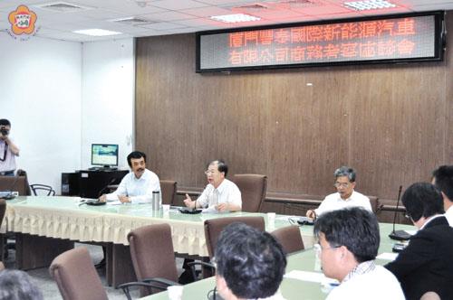   廈門豐泰國際新能源汽車有限公司董事長吳亮泰等一行昨日前進金門縣政府拜會並與縣府團隊做商務考察座談，受到縣長李沃士歡迎。（李增汪攝）