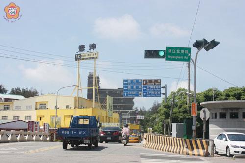 　金城鎮環島西路與北堤路路口之閃光號誌已調整為紅綠燈行車管制號誌，警方提醒行經的用路人注意。（莊煥寧攝）