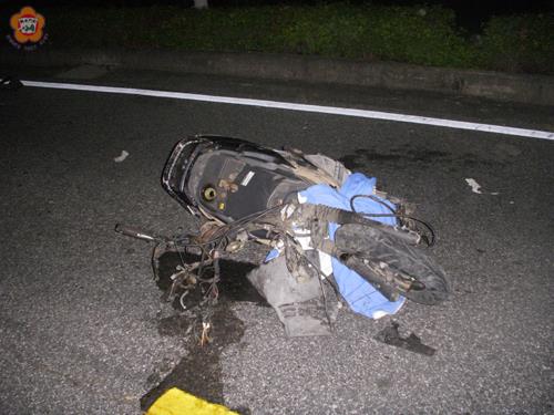 金寧鄉頂林路消防局前路段發生一起自用小客車與重型機車對撞車禍,重機車車頭全毀,駕駛經急救後仍宣告不治死亡。(金城分局提供)