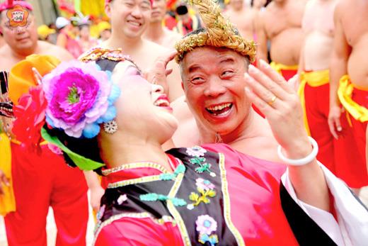   金門縣文化局「2011金門迎城隍活動攝影比賽」經過公開評選，大陸福建泉州市陳仲陽的作品《逗》，獲評審青睞，榮獲第一名。（文化局文化園區提供）