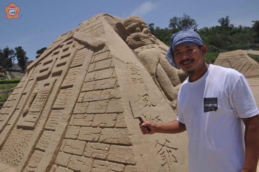 王松冠為花蛤季製作的沙雕。 
（張建騰攝）