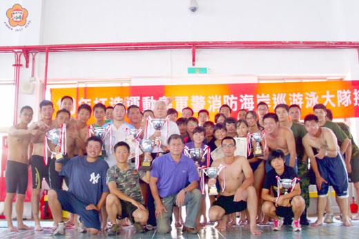 地區「軍警、消防、海巡游泳及救生技能大隊接力」昨上午在縣立游泳池熱絡舉行，各優勝隊伍由金門體育會理事長王漢志頒獎表揚並合照。（照片由金門縣體育會提供）