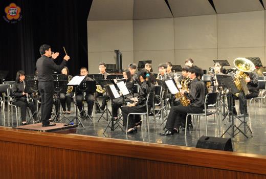   金中與及人的兩校管樂團昨晚帶來精湛、動聽樂章演出，贏得聽眾的喝彩。（楊水詠攝）