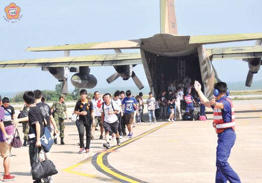金門暑期戰鬥營開跑,142位學員昨搭軍機抵達金門。(陳麗妤攝)