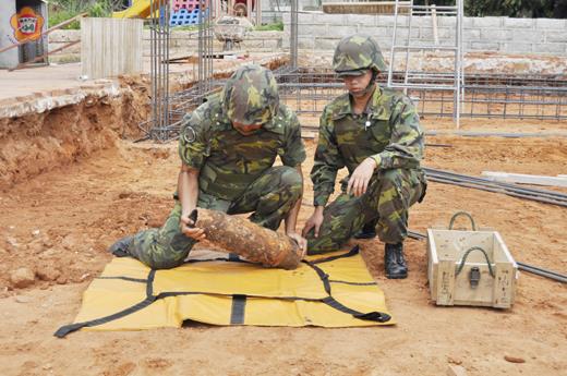   田墩天后宮修建施工，工人挖地基時疑挖出未爆彈，聯勤未爆彈處理小組獲報後，依標準程序以防爆毯包包裹，再裝進防爆砂箱中帶回處理。（陳麗妤攝）