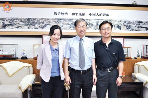 　財金文化事業股份有限公司總編輯王榮章（右）、記者林淑宜（左）等人前進縣府專訪縣長李沃士（中），李縣長對於金門建設藍圖瞭然於胸，侃侃而談，告訴他們金門是「和平聖地」。（莊煥寧攝）