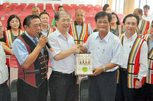   福建省政府秘書長曾華德、金門縣長李沃士昨熱烈歡迎行政院原住民族委員會主任委員孫大川來金參訪。（李增汪攝）