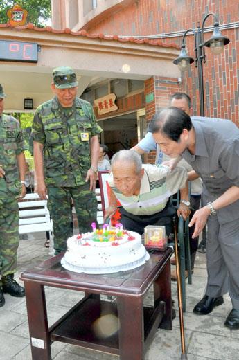  老榮民董子玉滿一百歲，昨吹生日蛋糕蠟燭慶生，洋溢著歡喜氣氛。（楊水詠攝）
