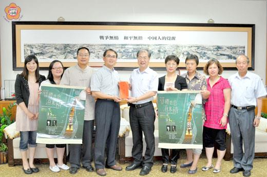   金門國樂團團長李有忠等人昨日拜會縣長李沃士，盛情邀請七月十五日聆賞在台北國家音樂廳舉辦的「簪纓戀戀浯水情」演出。（李增汪攝）