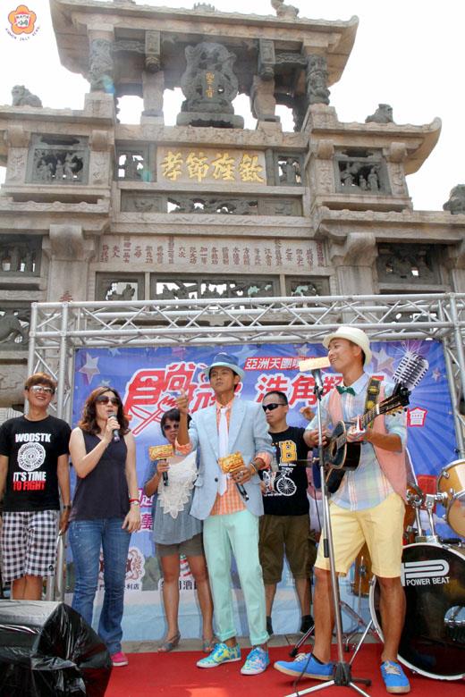 TVBS歡樂台食尚玩家「跳島之旅」節目昨前進金門，安排「浩角翔起」浩子（謝炘昊）、阿翔（陳秉立）在金城鎮「欽旌節孝坊」前封街辦簽唱會，現場氣氛強強滾。
（楊水詠攝）