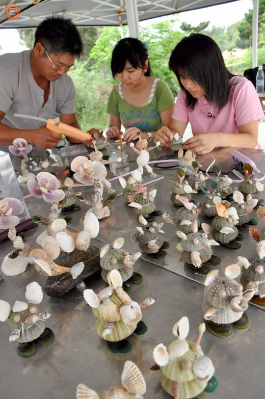   陳志緯（左一）在花蛤季中傳授拼貝藝術。（張建騰攝）