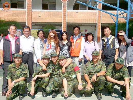 縣府南區服務處主任蔡忠盼，日前會同南區各同鄉會幹部前往各國軍新訓基地，探視剛剛入伍的金門子弟，轉達李縣長的關懷之意。（王世勤攝）