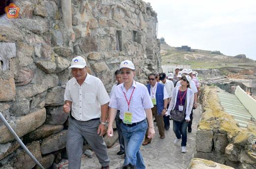 縣長李沃士走遍小坵全村，上門訪視村民和贈送水果禮盒，表達關懷。（楊水詠攝）