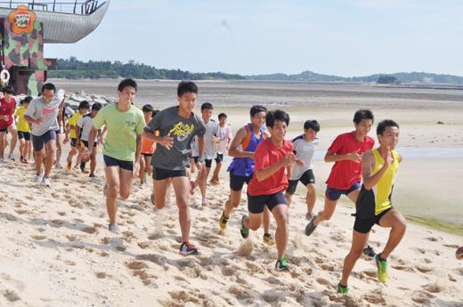   宜蘭高中田徑隊到金門進行一週的移地訓練，同時與金門高中田徑隊以西海岸沙灘為訓練場地交流。（李金鎗攝）