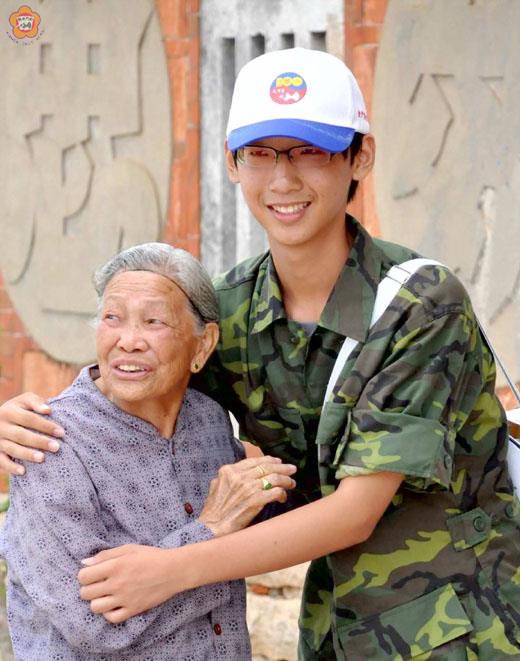   鄭豐譯的「阿祖」（曾祖母）叫一聲憨孫，滿懷欣喜。（張建騰攝）