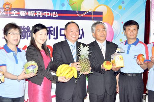 全聯福利中心第600家店將在金寧鄉慈湖店舉行開幕，董事長林敏雄（左三）率領多名一級主管到金門籌畫宣傳。（李金鎗攝）