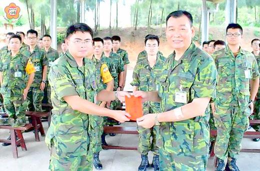   金防部指揮官王世塗（前右一）視導東一點紅據點。（金防部提供）