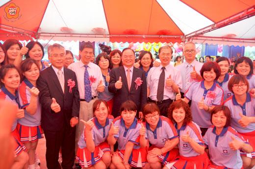 金門第一家全聯福利中心昨天熱鬧開張，董事長林敏雄、縣長李沃士等人剪綵後合影。（李金鎗攝）