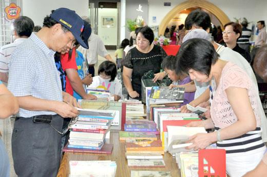 金門縣一百年度「全國好書交換日」活動昨舉辦,愛書民眾在書堆中精挑細選自己喜愛的好書帶回家相伴。
(楊水詠攝)