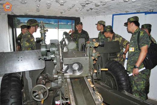   金防部指揮官王世塗視導烈嶼「貴山」據點。（金防部提供）