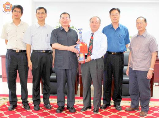   金門文化局舉辦的2011年暑期我愛作文夏令營活動昨結業，小朋友輪番上台發表自己精心創作的文章及合影。（楊水詠攝）