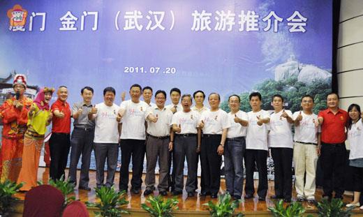 金、廈聯合旅遊推介會,第三場次昨日假湖北省武漢市舉行,縣府參議李增財說明大家到廈門赴金門一日遊,體驗金門風光,絕對物超所值。(陳麗妤攝)