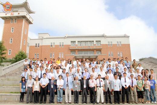 福建省金馬歷史回顧與展望學術研討會金門場昨日在金門大學舉辦，與會人員於金門大學圖資大樓前大合照。（莊煥寧攝）