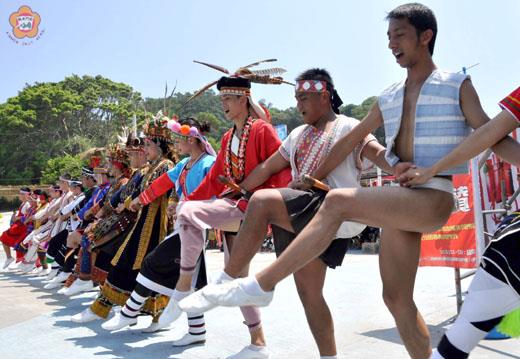 行政院原住民文化園區專業舞團秀出十四族的服飾,右一為穿丁字褲的達悟族青年。
(張建騰攝)