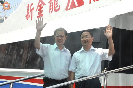   大陸商務部副部長蔣耀平（右）昨在金門縣長李沃士（左）陪送，搭小三通班船返回廈門，在船門前揮別。（楊水詠攝）