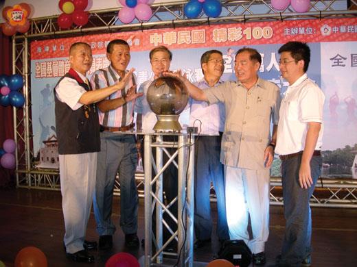   金門縣長李沃士（左三）與基隆市長張通榮等人共同按鈕啟動中華民國精彩一百體育活動序幕。（縣府台北服務處主任陳永富提供）