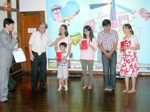 縣長李沃士昨出席在台舉辦的婚紗攝影作品網路甄選活動宣告記者會，為在金門留下渡假婚紗浪漫回憶的新人證婚。（照片由金門縣政府交通旅遊局提供）