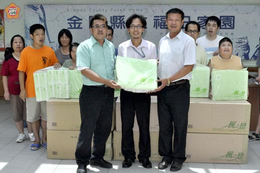   縣議員周子傑、金湖鎮鎮長蔡西湖，結合大賀藥局，昨連袂送愛到福田，表達社會關懷之意。（陳麗妤攝）